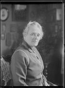 PAULINE FRANZEN SENTADA DE PERFIL