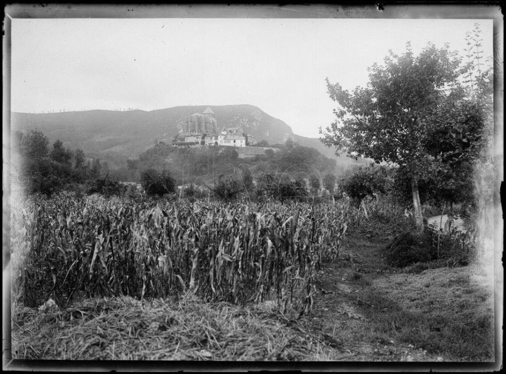 PAISAJE CON UNA IGLESIA