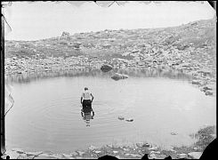 HOMBRE EN UNA LAGUNA