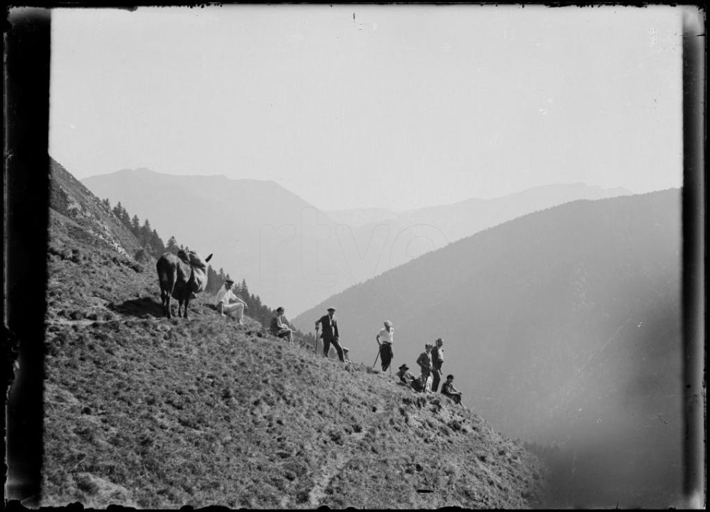 PAISAJE CON UN GRUPO DE HOMBRES EN LA LADERA DE UNA MONTAÑA