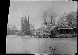 CASA JUNTO A UN LAGO