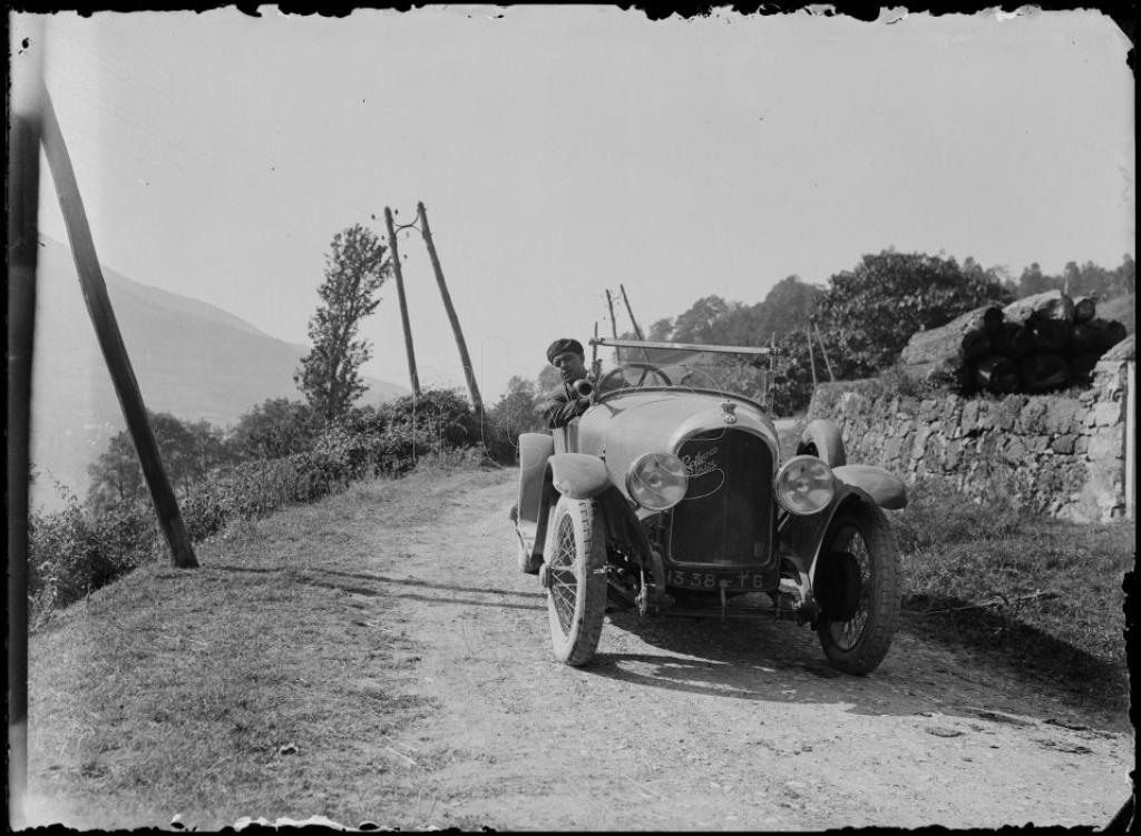 HOMBRE EN UN AUTOMOVIL