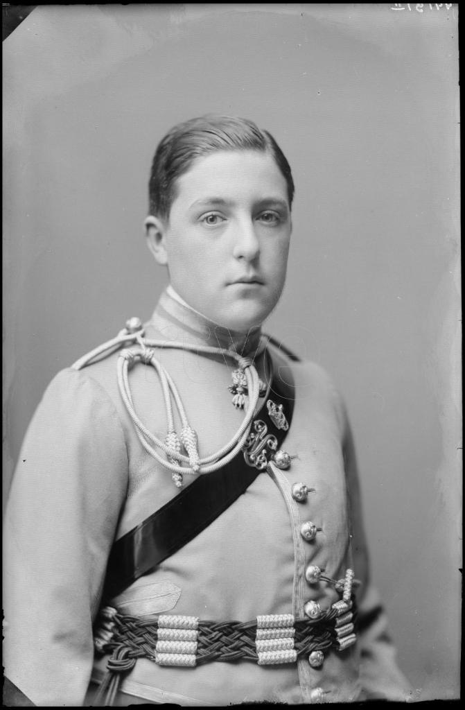 ALFONSO DE BORBON DOS SICILIAS, INFANTE DE ESPAÑA, VESTIDO C
