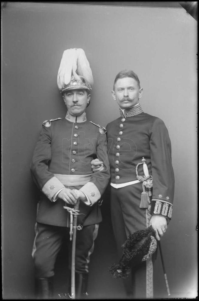 ROIG DE LLUIS Y CHRISTIAN FRANZEN VESTIDOS CON UNIFORMES DE 