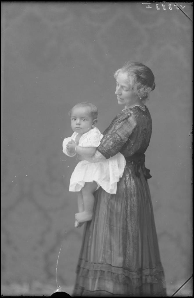 CLOTILDE GARCÍA DEL CASTILLO, ESPOSA DE JOAQUIN SOROLLA, CON