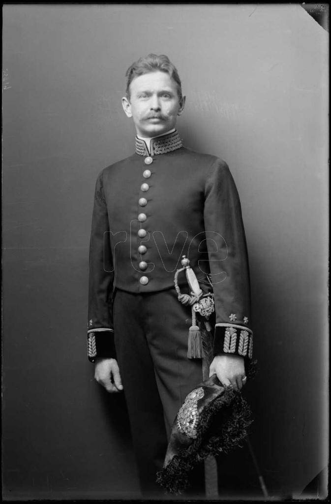 CHRISTIAN FRANZEN VESTIDO CON UN UNIFORME DE CAPITAN