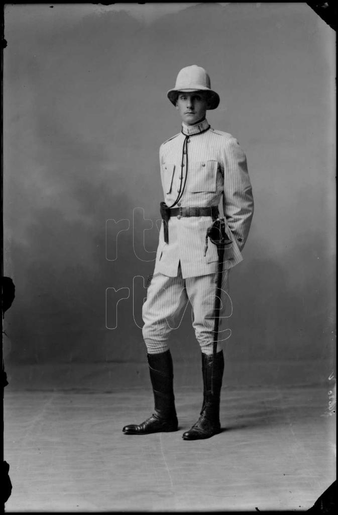 ALFONSO DE ORLEANS Y BORBON, INFANTE DE ESPA&Ntilde;A, VESTIDO CON 