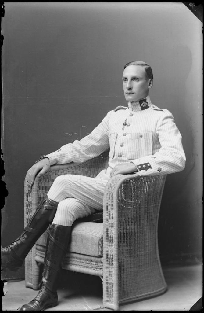 ALFONSO DE ORLEANS Y BORBON, INFANTE DE ESPA&Ntilde;A, VESTIDO CON 