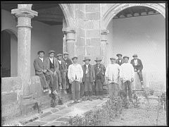 GRUPO DE TRABAJADORES EN EL CLAUSTRO DEL PALACIO DE CASTAÑIZ