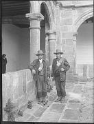 DOS GUARDAS FORESTALES EN EL CLAUSTRO DEL PALACIO DE CASTA&Ntilde;I