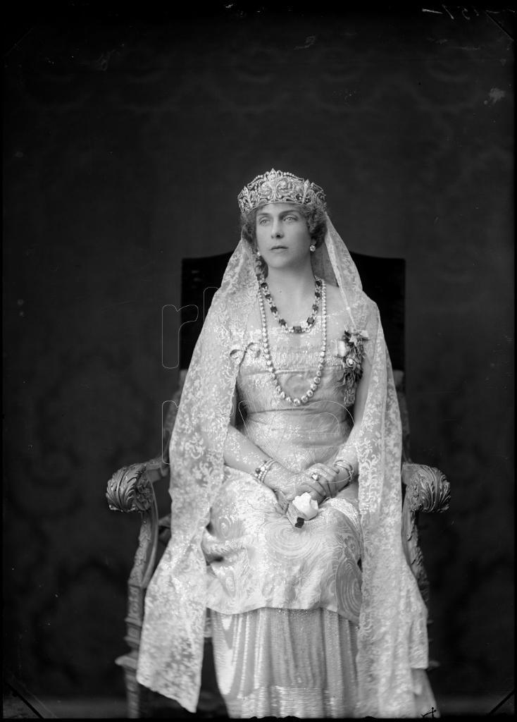 LA REINA VICTORIA EUGENIA VESTIDA DE GALA
