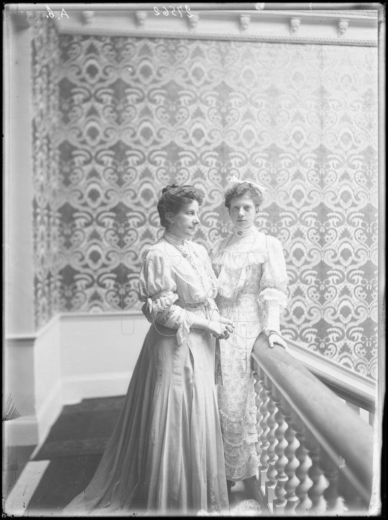 INFANTA MARIA DE LA PAZ DE BORBON Y BORBON Y SU HIJA, MARIA 