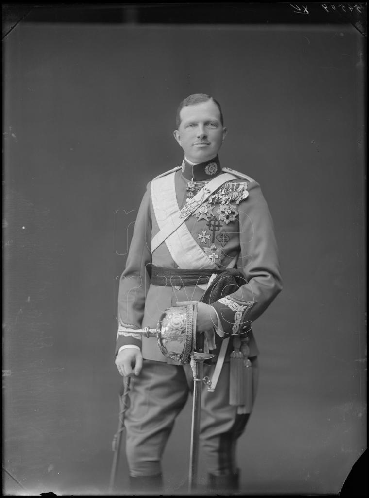 INFANTE FERNANDO DE BAVIERA Y BORBON, VESTIDO CON EL UNIFORM