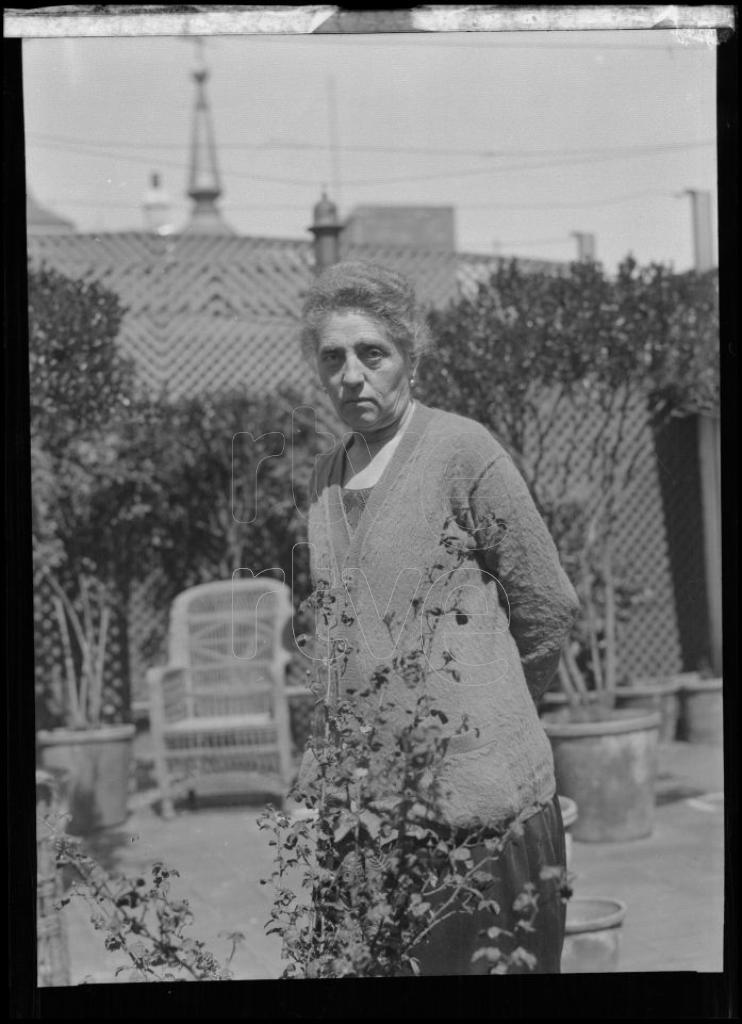 LEONIE ESTAMPES GUERRERO EN UN PATIO