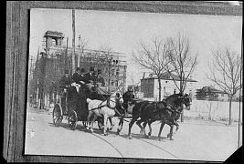 REPRODUCCION DE UNA FOTOGRAFIA DE UN COCHE DE CABALLOS