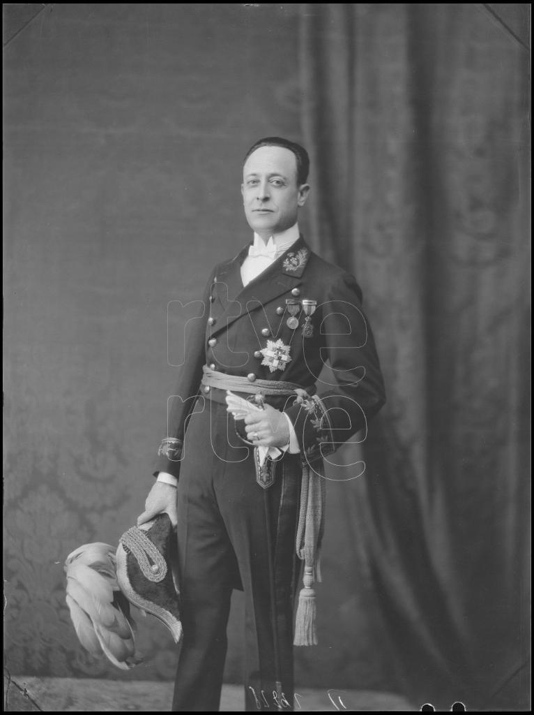 INGENIERO INDUSTRIAL VESTIDO CON EL UNIFORME DE GALA