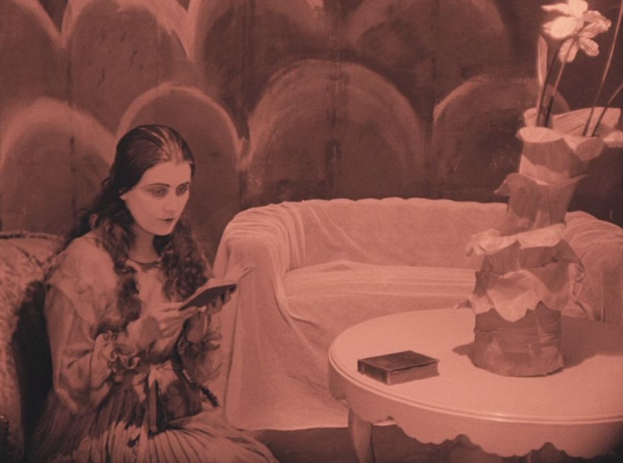 Lil Dagover lee en 'El gabinete del doctor Caligari' (1920)