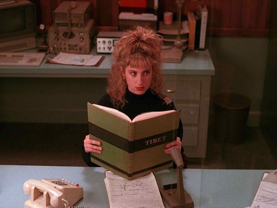 Lucy lee un libro sobre el Tibet en 'Twin Peaks'