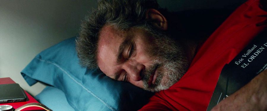 Antonio Banderas se queda dormido leyendo 'El orden del día', de Éric Vuillard, en 'Dolor y Gloria' (2019)