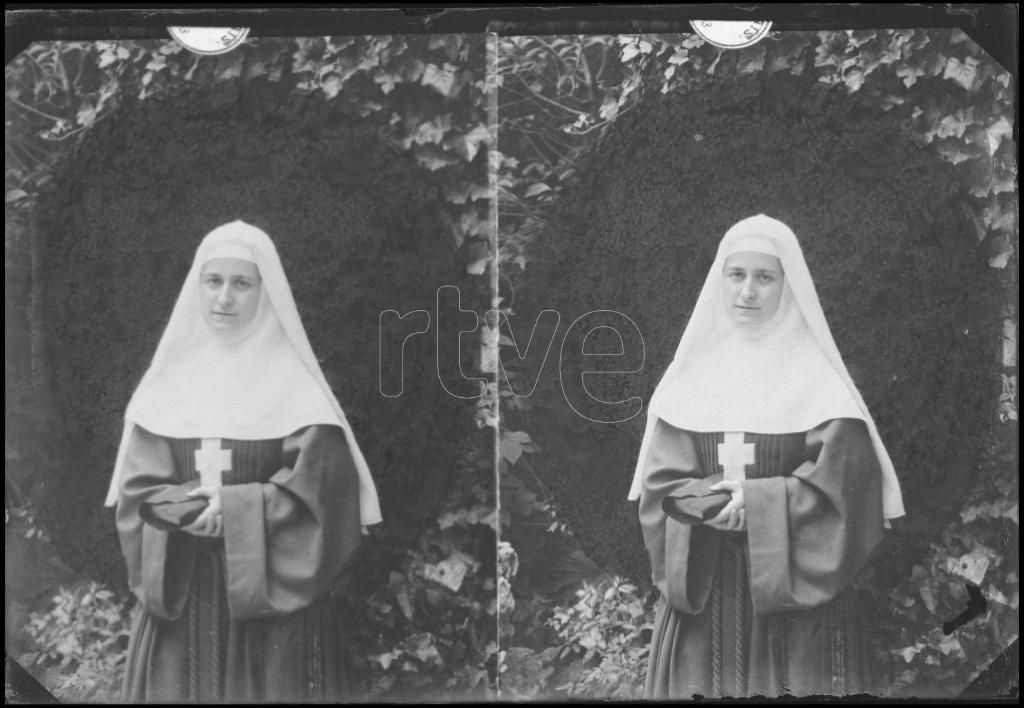 REPRODUCCION DE UNA FOTOGRAFIA DE UNA MONJA (DOS IM&Aacute;GENES EN