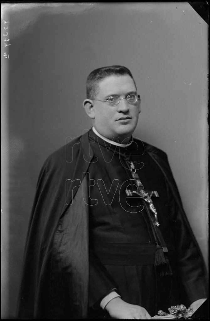 SACERDOTE CON UN GRAN CRUCIFICO EN EL PECHO