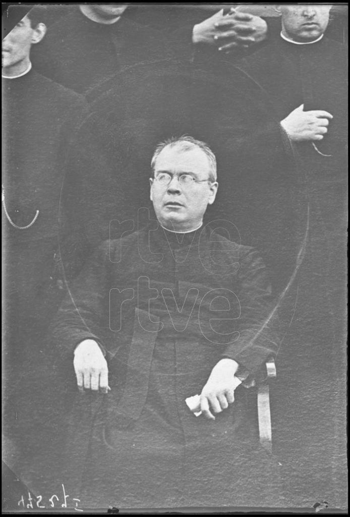 REPRODUCCION DE UNA FOTOGRAFIA DE UN SACERDOTE