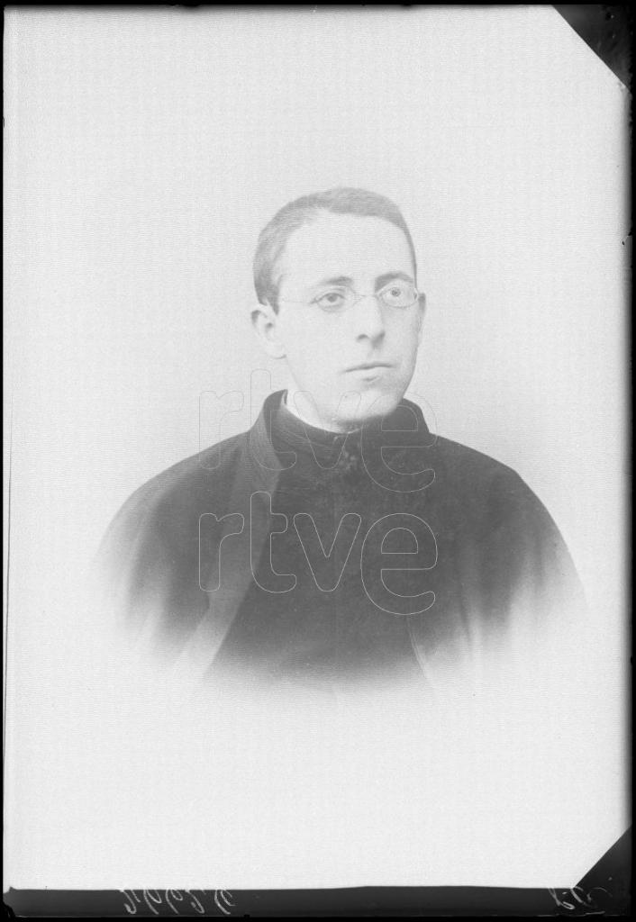 REPRODUCCION DE UNA FOTOGRAFIA DE UN SACERDOTE