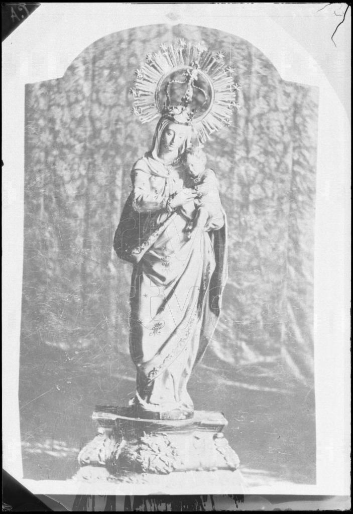 REPRODUCCION DE UNA FOTOGRAFIA DE UNA ESCULTURA DE UNA VIRGE