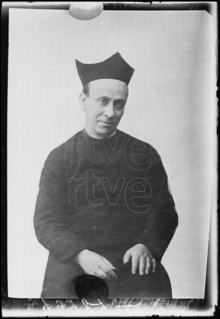 REPRODUCCION DE UNA FOTOGRAFIA DE UN SACERDOTE