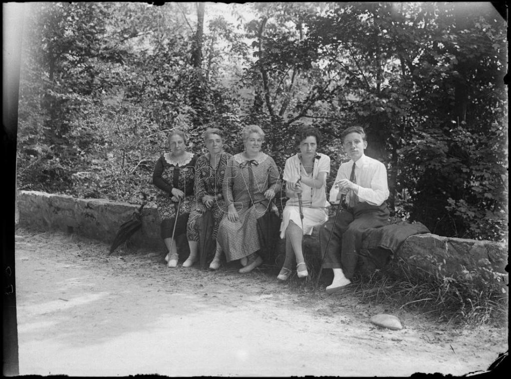 LEONIE ESTAMPES CON MIMI, POUL FRANZEN Y DOS MUJERES SIN IDE