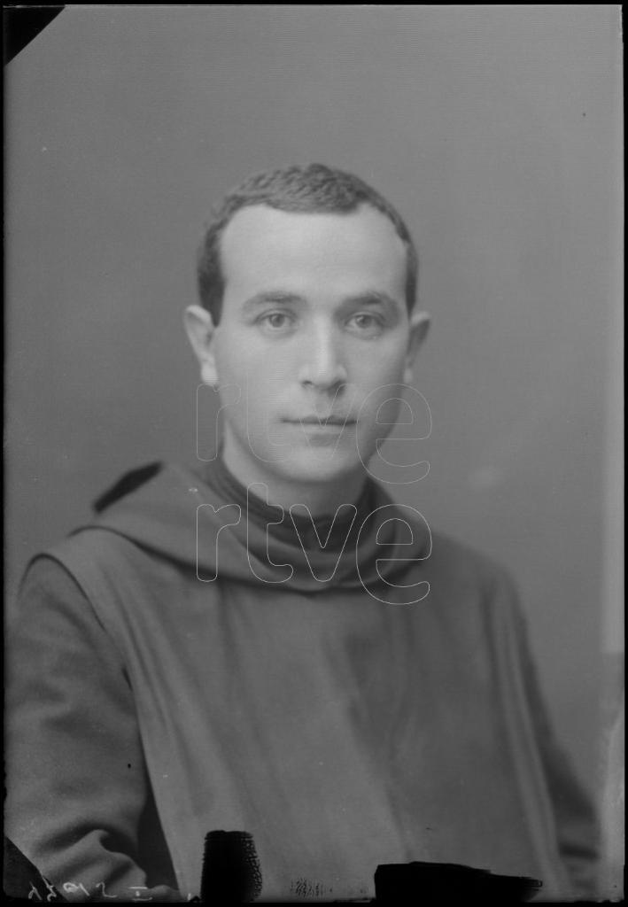 HOMBRE JOVEN VESTIDO CON UN HABITO