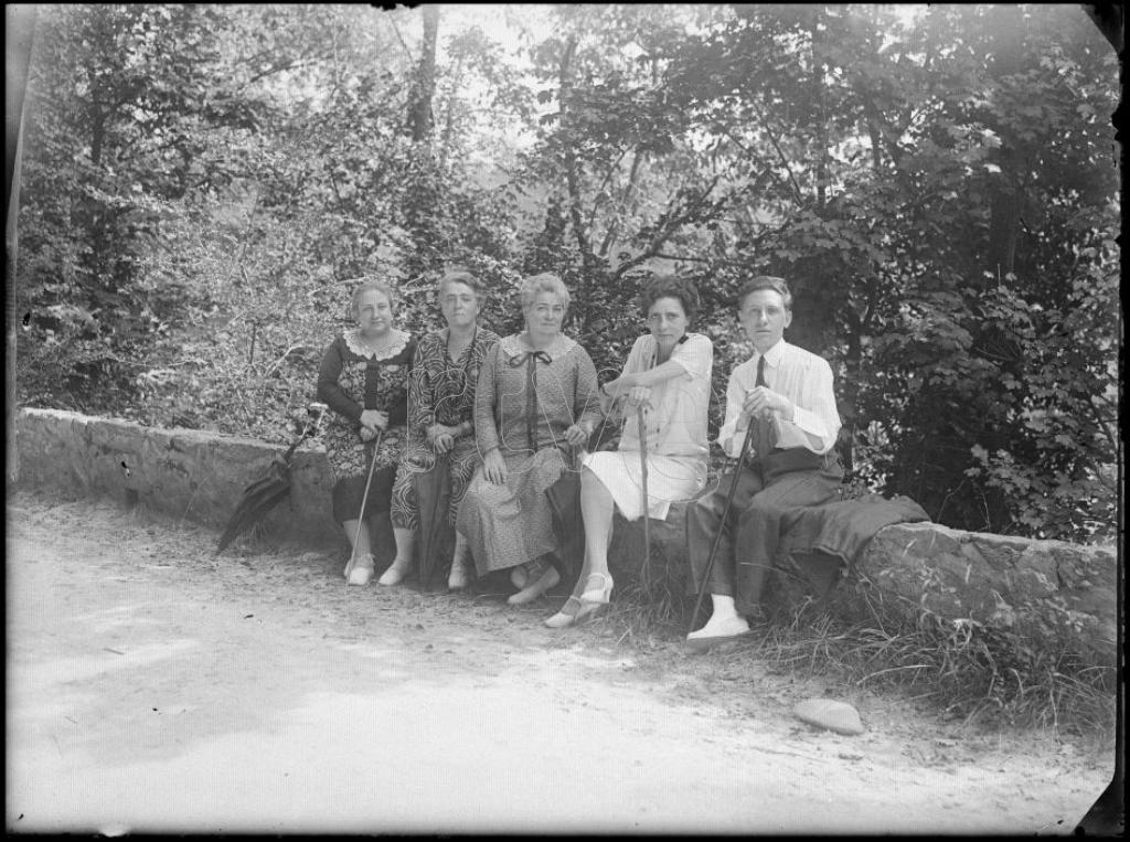 LEONIE ESTAMPES CON MIMI, POUL FRANZEN Y DOS MUJERES SIN IDE