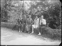 LEONIE ESTAMPES CON MIMI, POUL FRANZEN Y DOS MUJERES SIN IDE