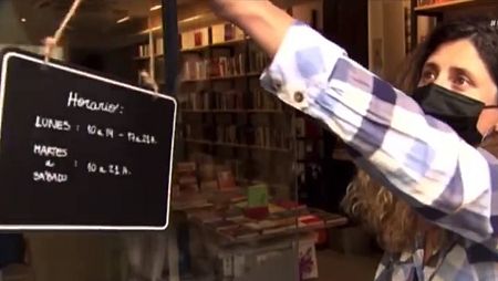 Sofía Balbuena en la puerta de la librería Lata Peinada