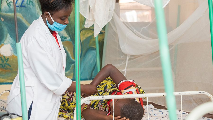 Una paciente con malaria está siendo atendido por el personal de MSF