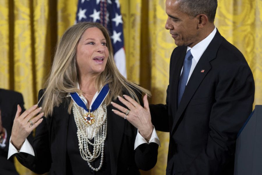 Barbra Streisand recibe la medalla de la liberad en 2015