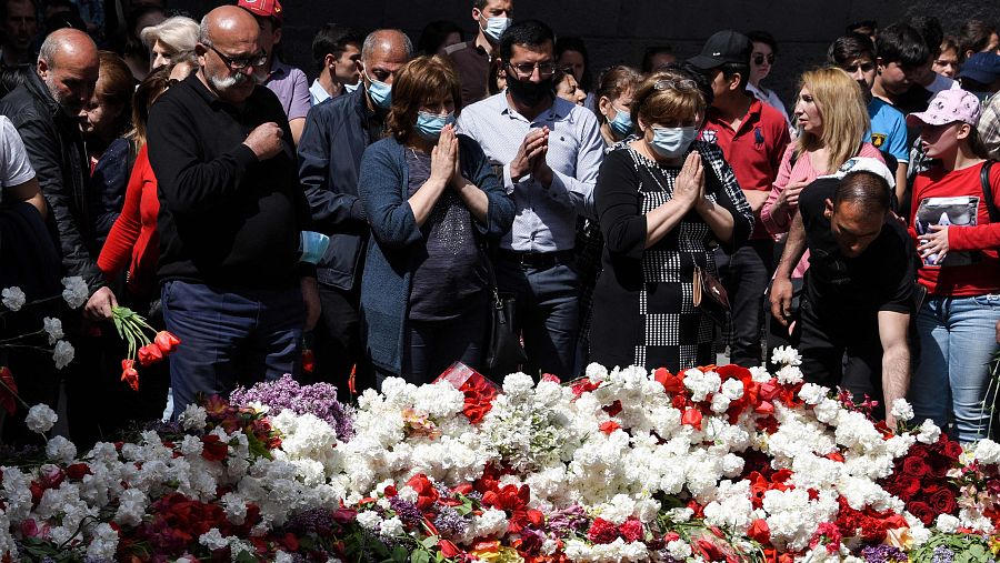 Varias personas recuerdan a las víctimas de la matanza de 1915 en la capital de Armenia, Erebán.