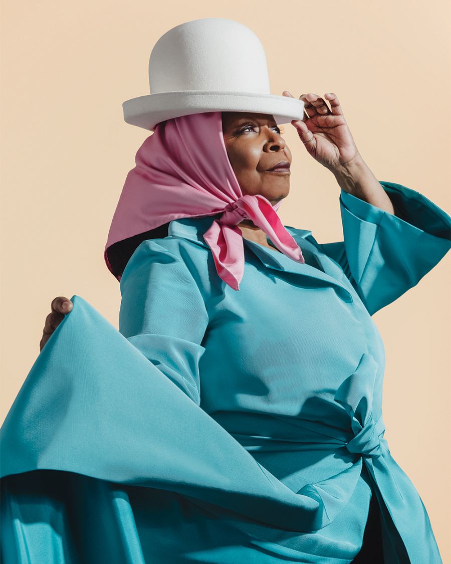 Whoopi Goldberg se viste de azul claro para la revista