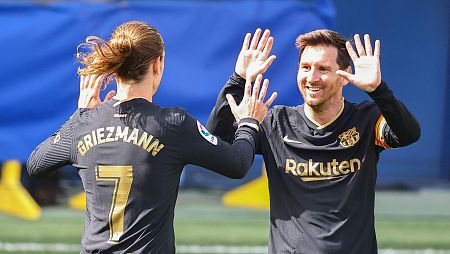 Griezmann celebra uno de sus goles ante el Villarreal con Messi.