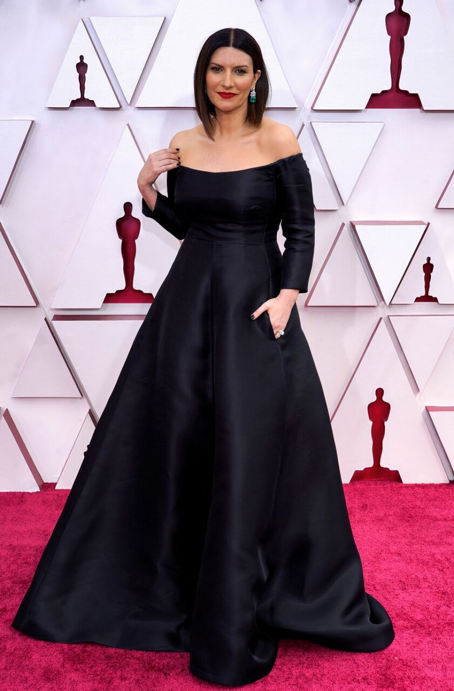 Laura Pausini en la alfombra roja de los Oscar 2021 en Los Ángeles