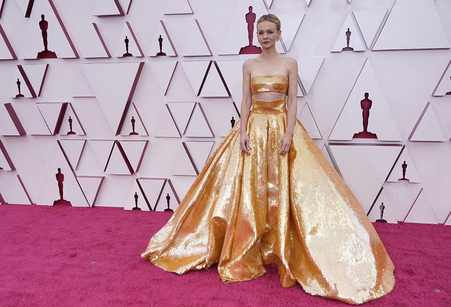 Carey Mulligan en la alfombra roja de los Oscar 2021