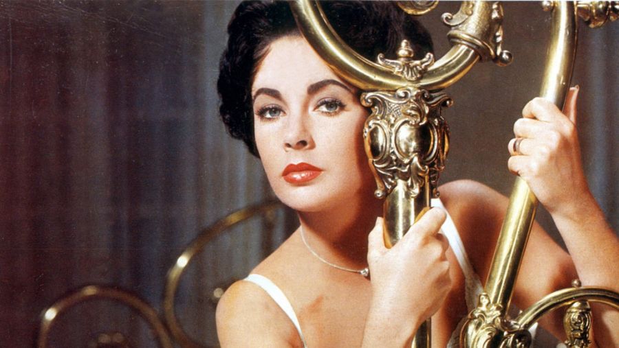 Elizabeth Taylor interpreta a Maggie en 'La gata sobre el tejado de zinc' (1958)