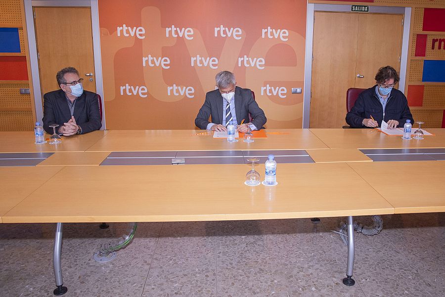 Ignacio Elguero, director de RNE,  entre Juan José Solana y Rubén Gutiérrez, presidente y director general de la Fundación SGAE respectivamente, en la firma del acuerdo.