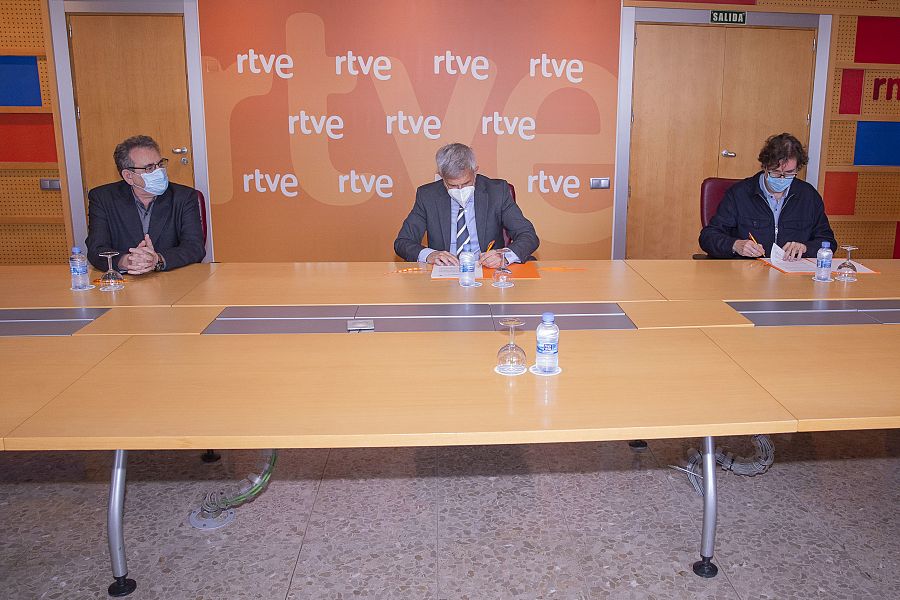Ignacio Elguero, director de RNE,  entre Juan José Solana y Rubén Gutiérrez, presidente y director general de la Fundación SGAE respectivamente, en la firma del acuerdo.
