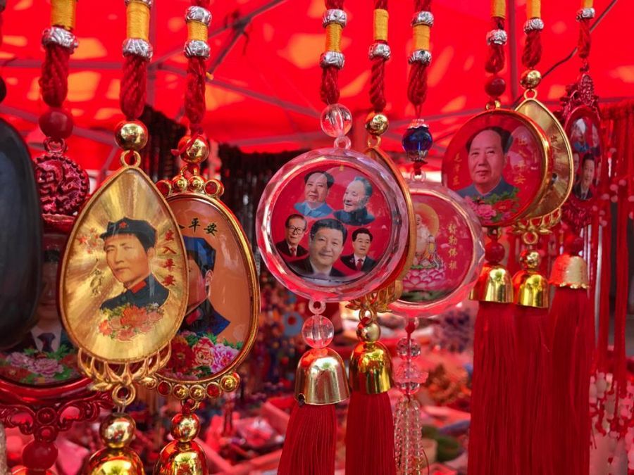 Merchandising con la efigie de Mao Zedong y otros mandatarios chinos en la ciudad de Zunyi, en China. Foto: Mavi Doñate, corresponsal de TVE en Pekín.