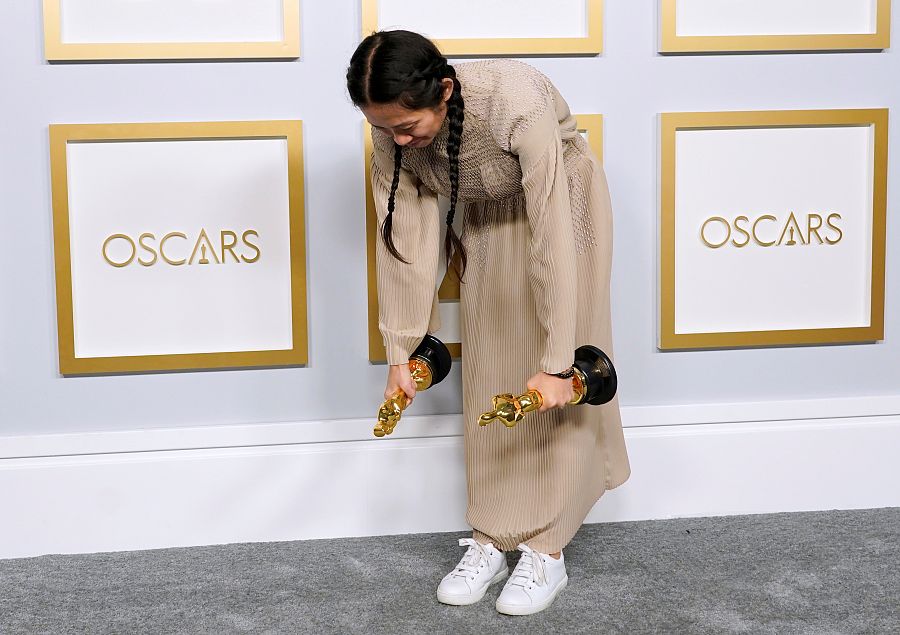 Chloé Zhao en los Premios Oscar 2021