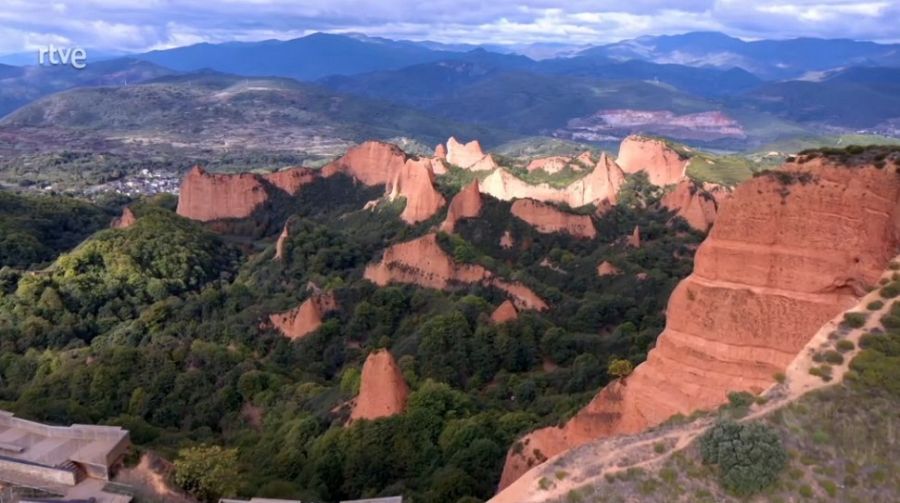 Las Médulas son los restos arqueológicos de una mina de oro romana a cielo abierto, en el Bierzo, León