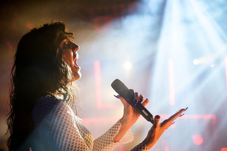 Queralt Lahoz de perfil aguantat el micro en un moment de l'actuació