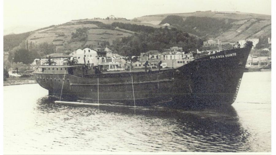 El Carolina G, en su prueba de flotación, en Zumaia, bajo el nombre de Polensa V