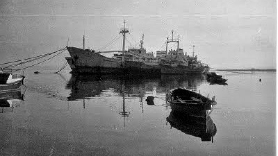 El Carolina G, junto a otros barcos apresados, en los años 80